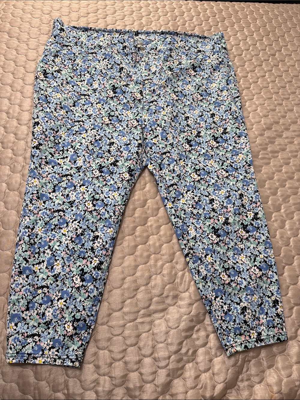 Plus size Terra & Sky Light Blue Floral Cropped stretch Jeans 4x (28w-30w)